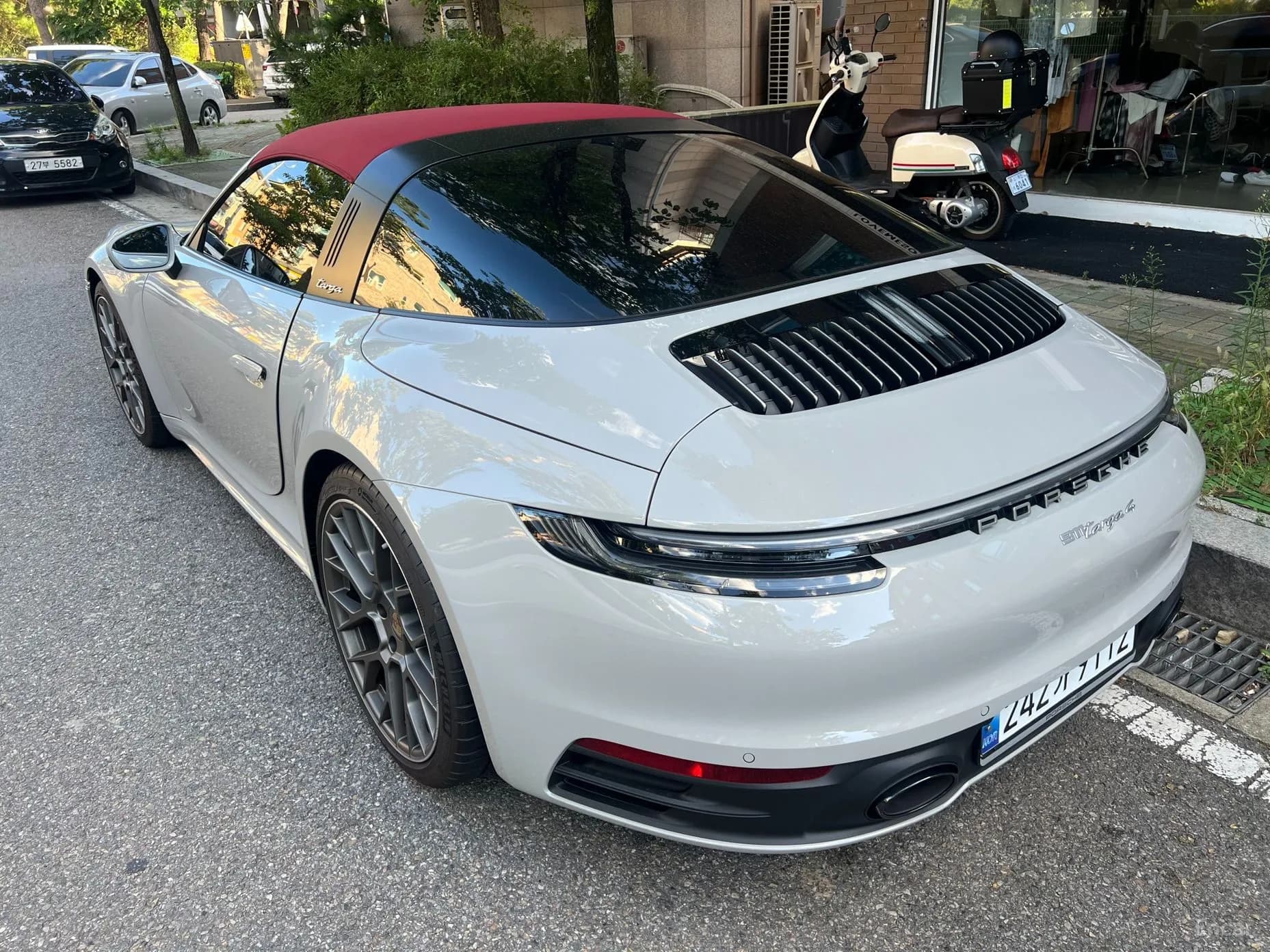 911 (992)
