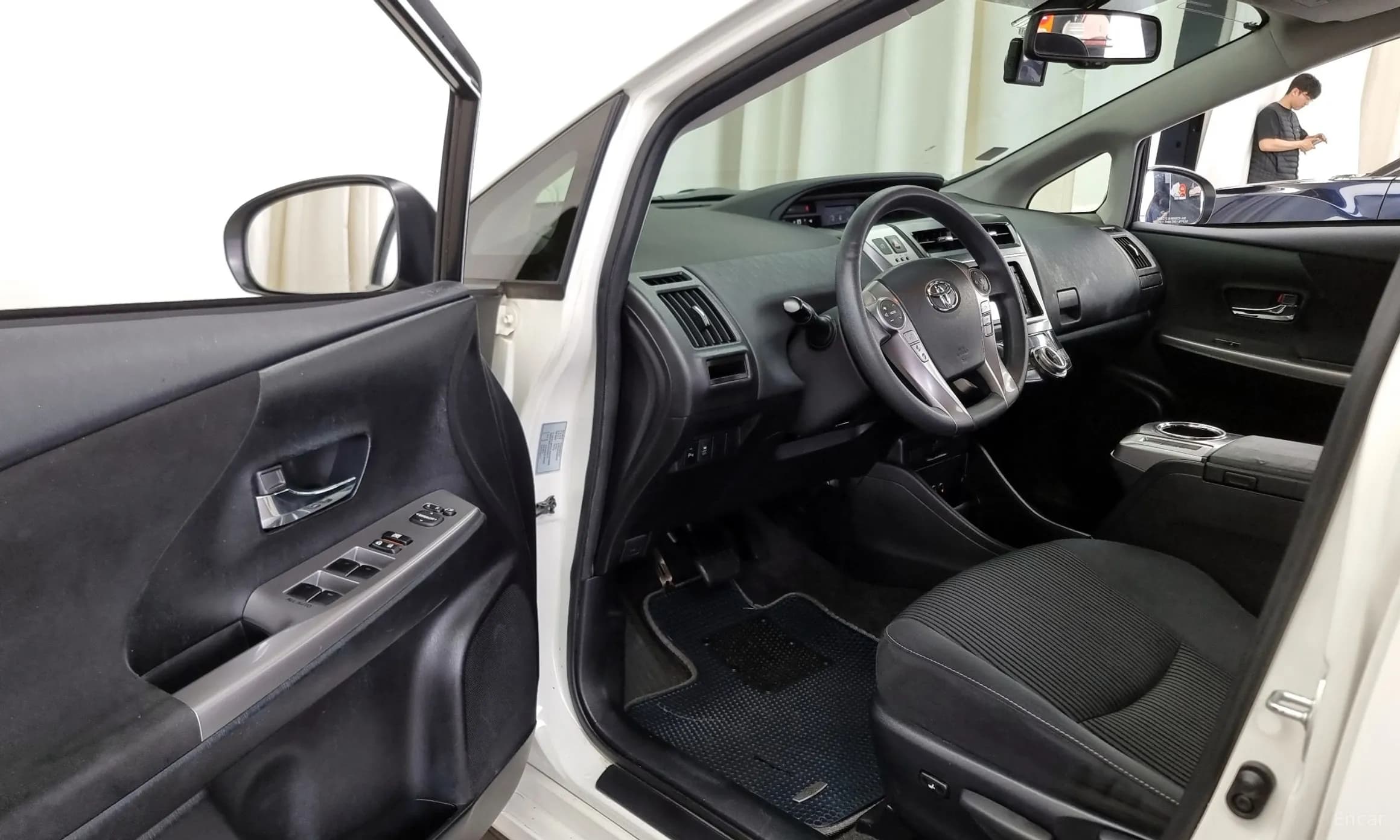 Prius V