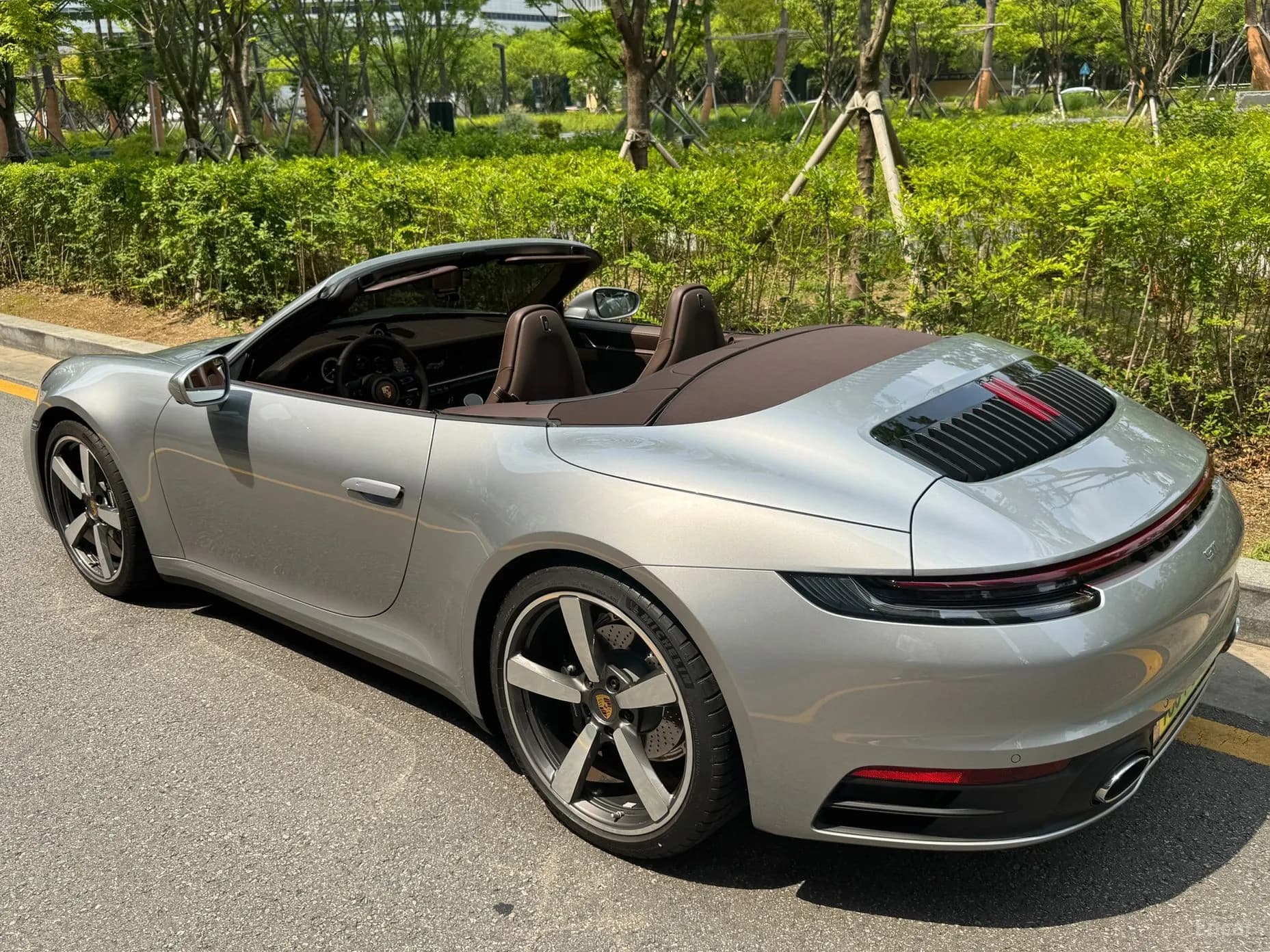 911 (992)