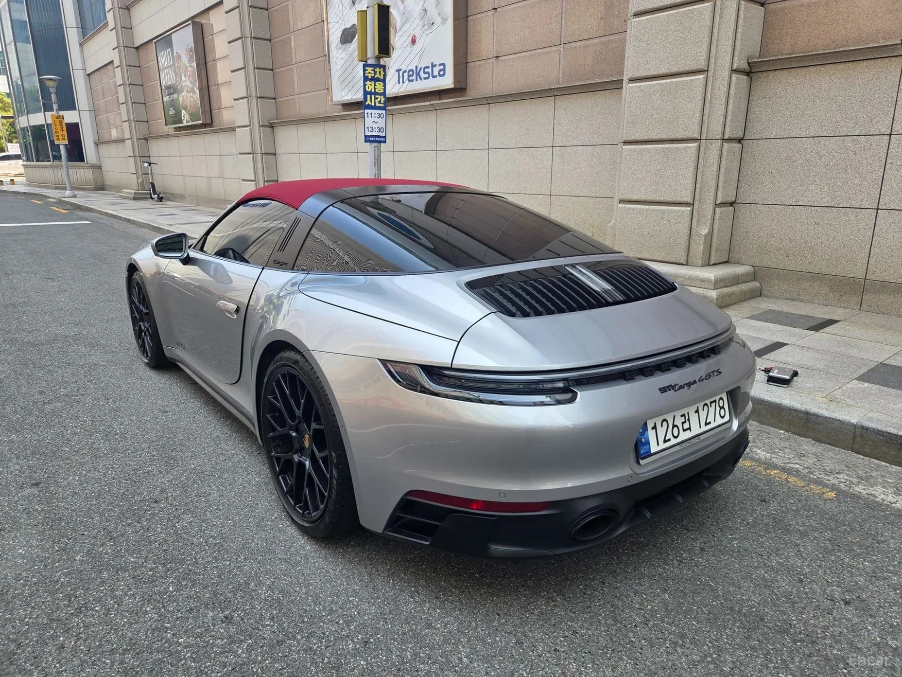 911 (992)