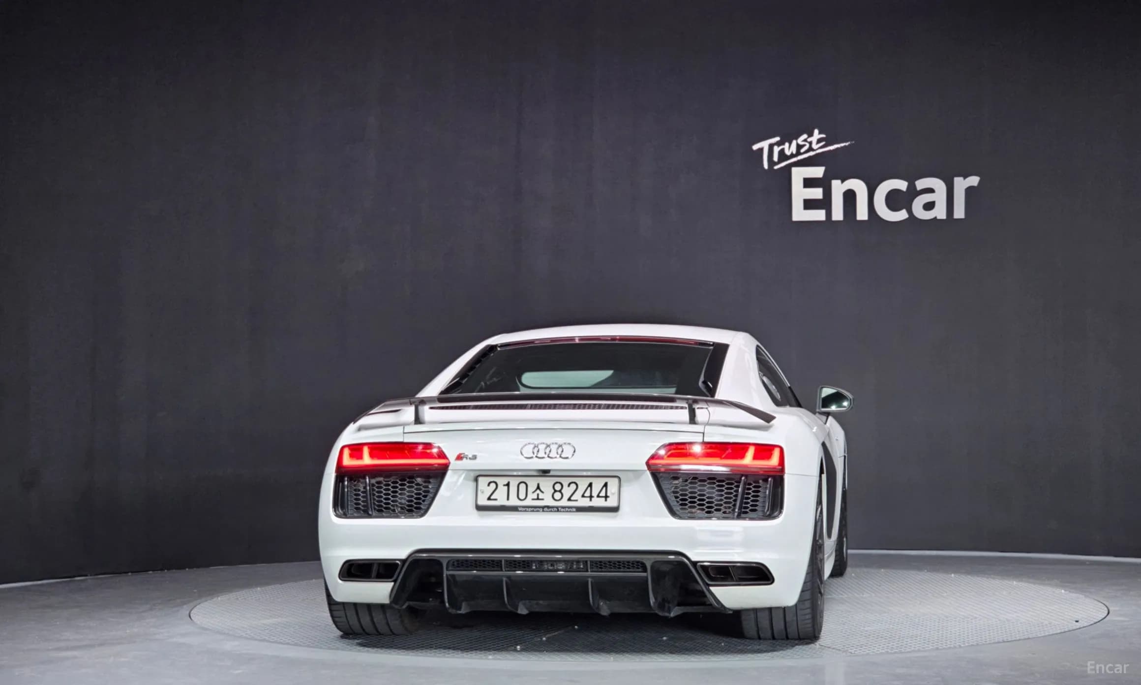 R8 (4S)