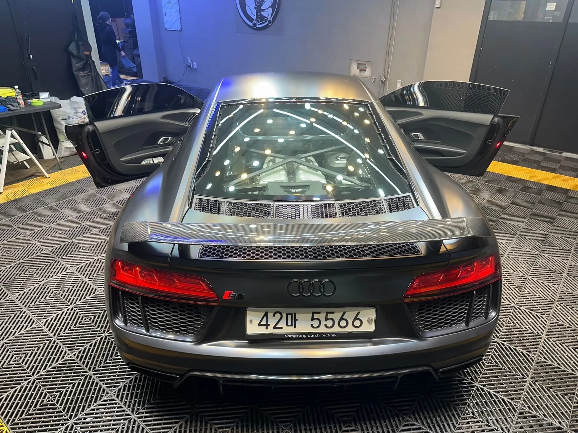 R8 (4S)