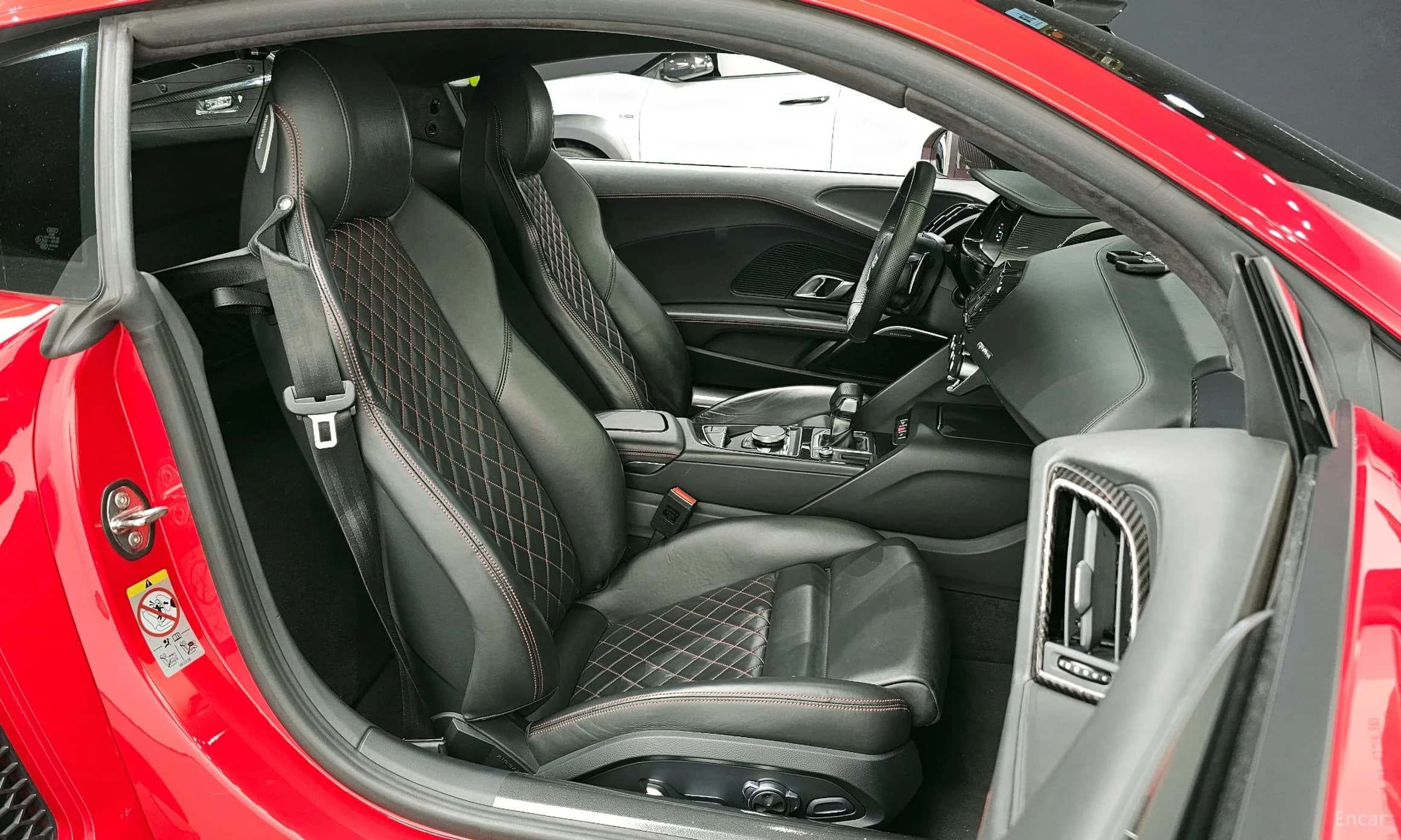 R8 (4S)