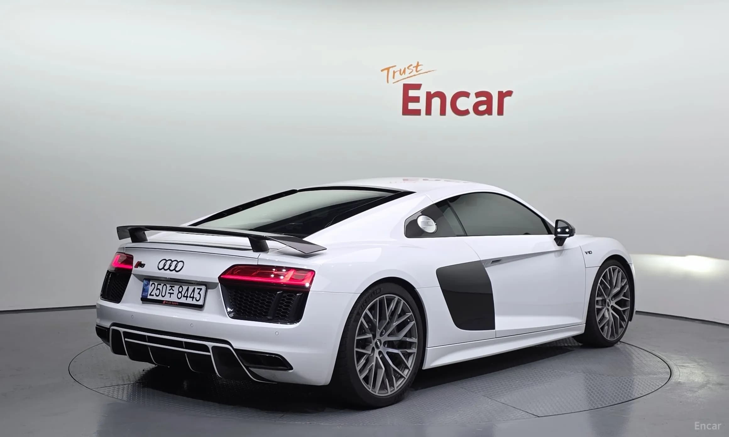 R8 (4S)