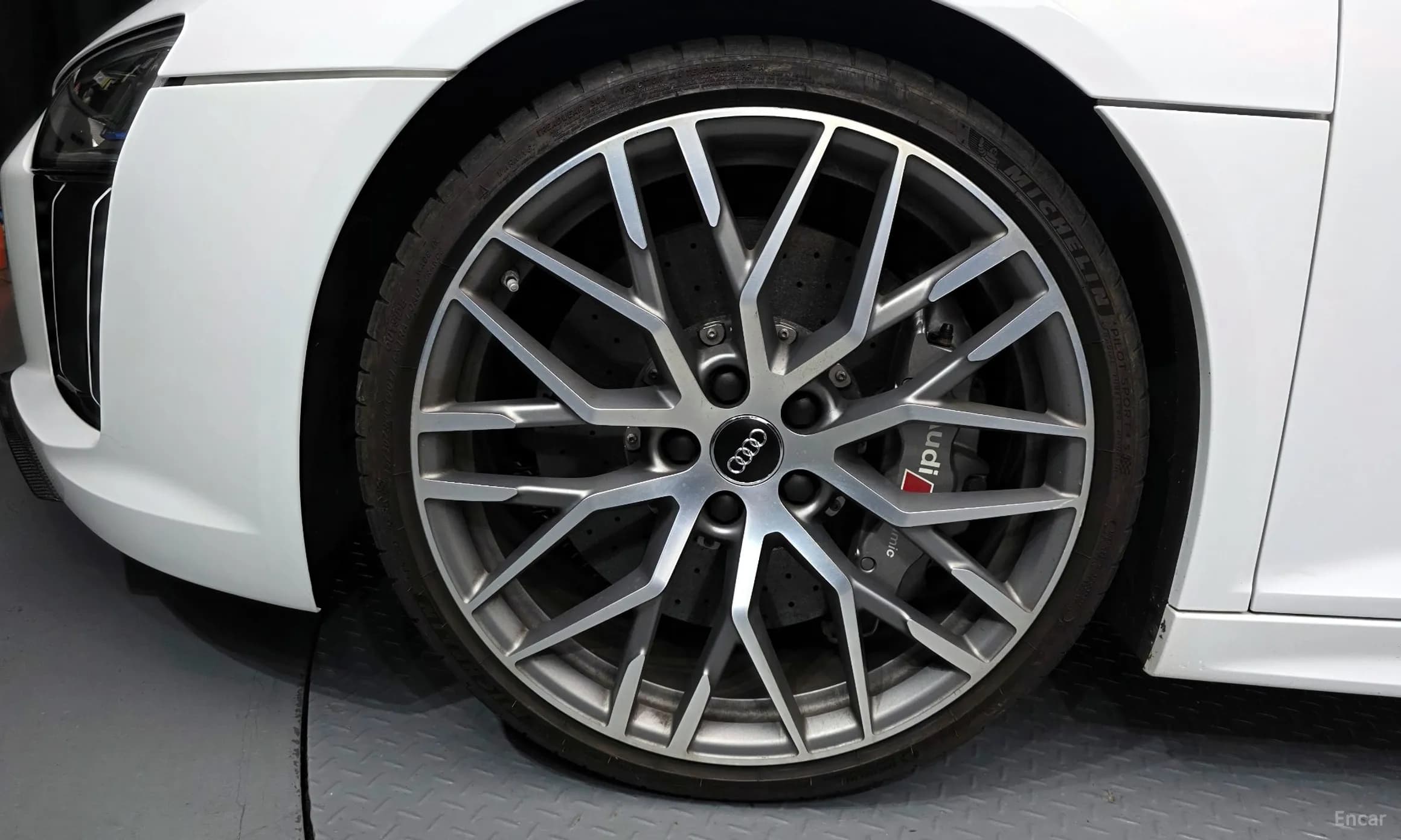 R8 (4S)