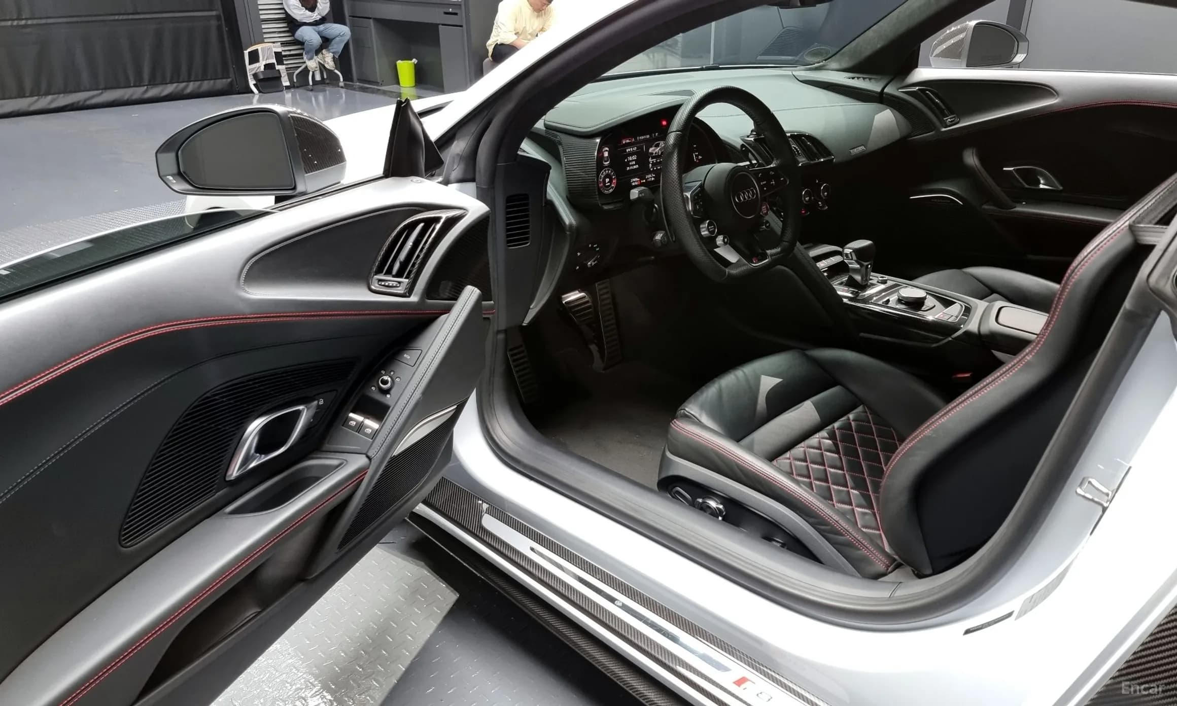 R8 (4S)