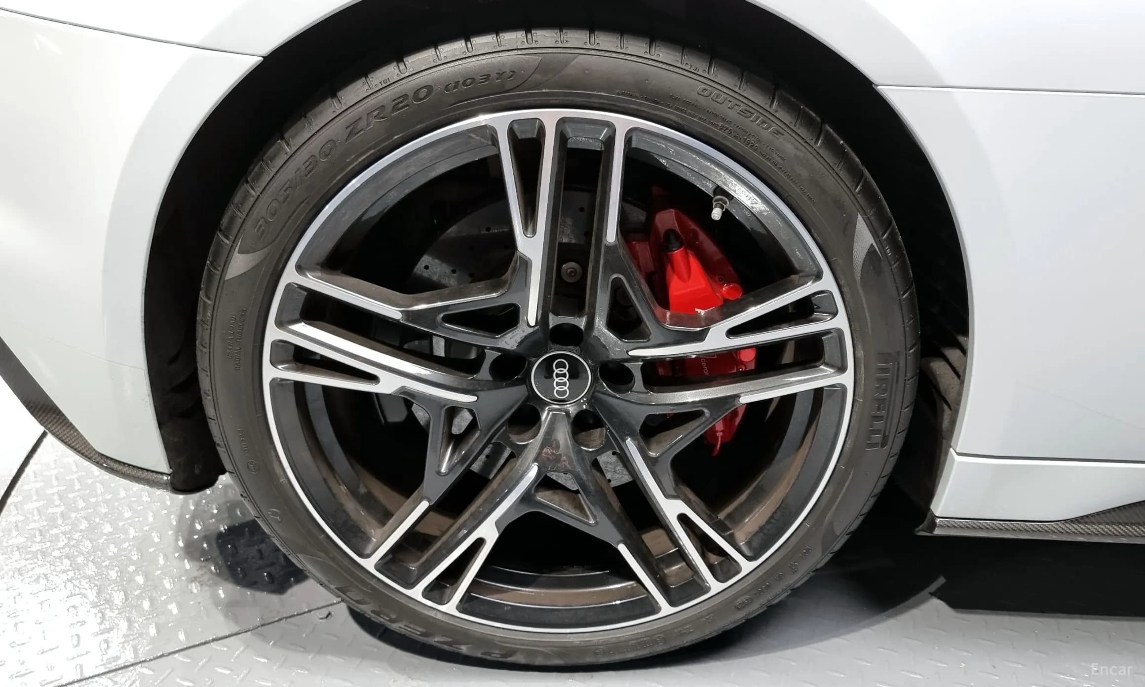 R8 (4S)