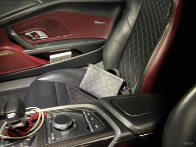 R8 (4S)