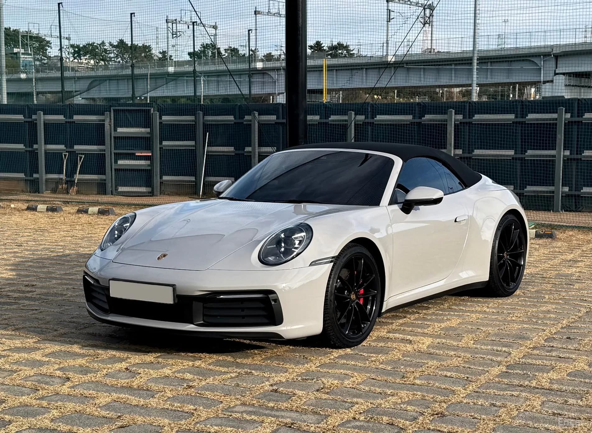 911 (992)