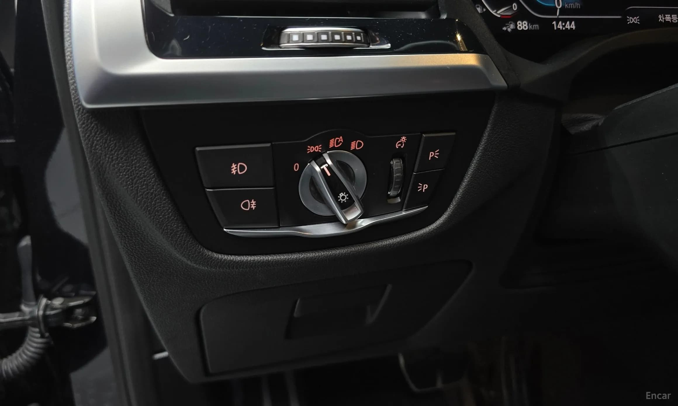 X3 (G01)