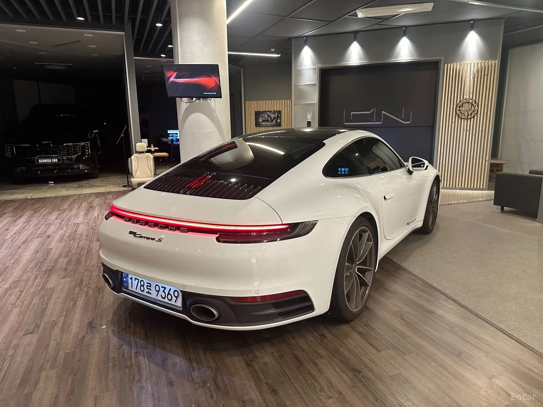 911 (992)