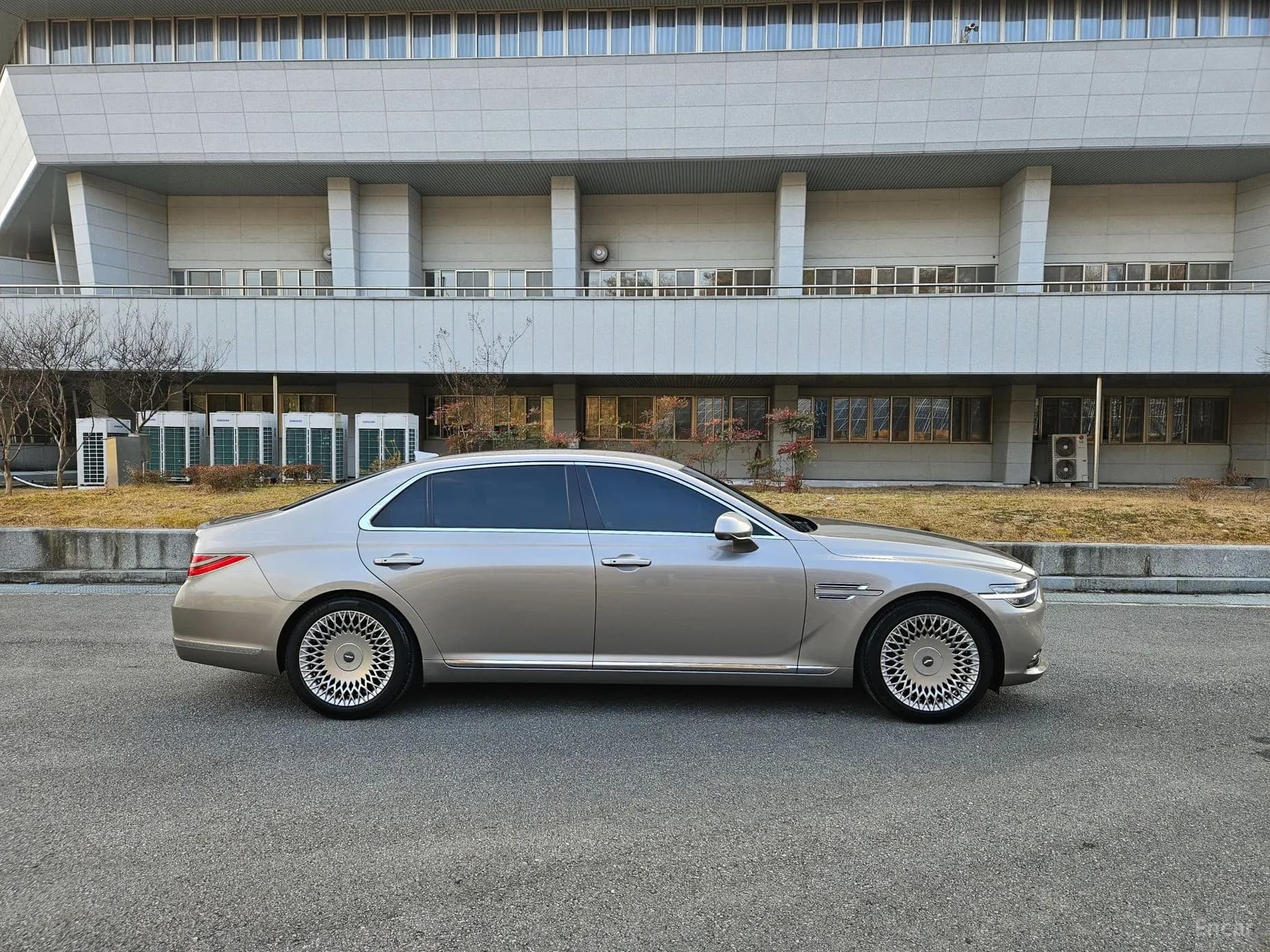 G90