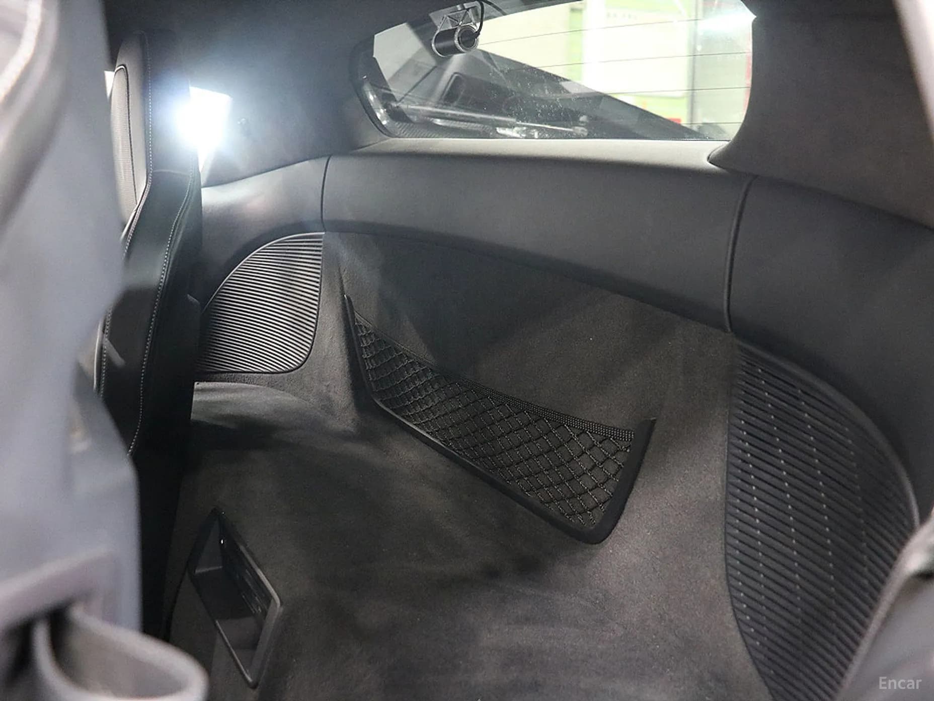 R8 (4S)