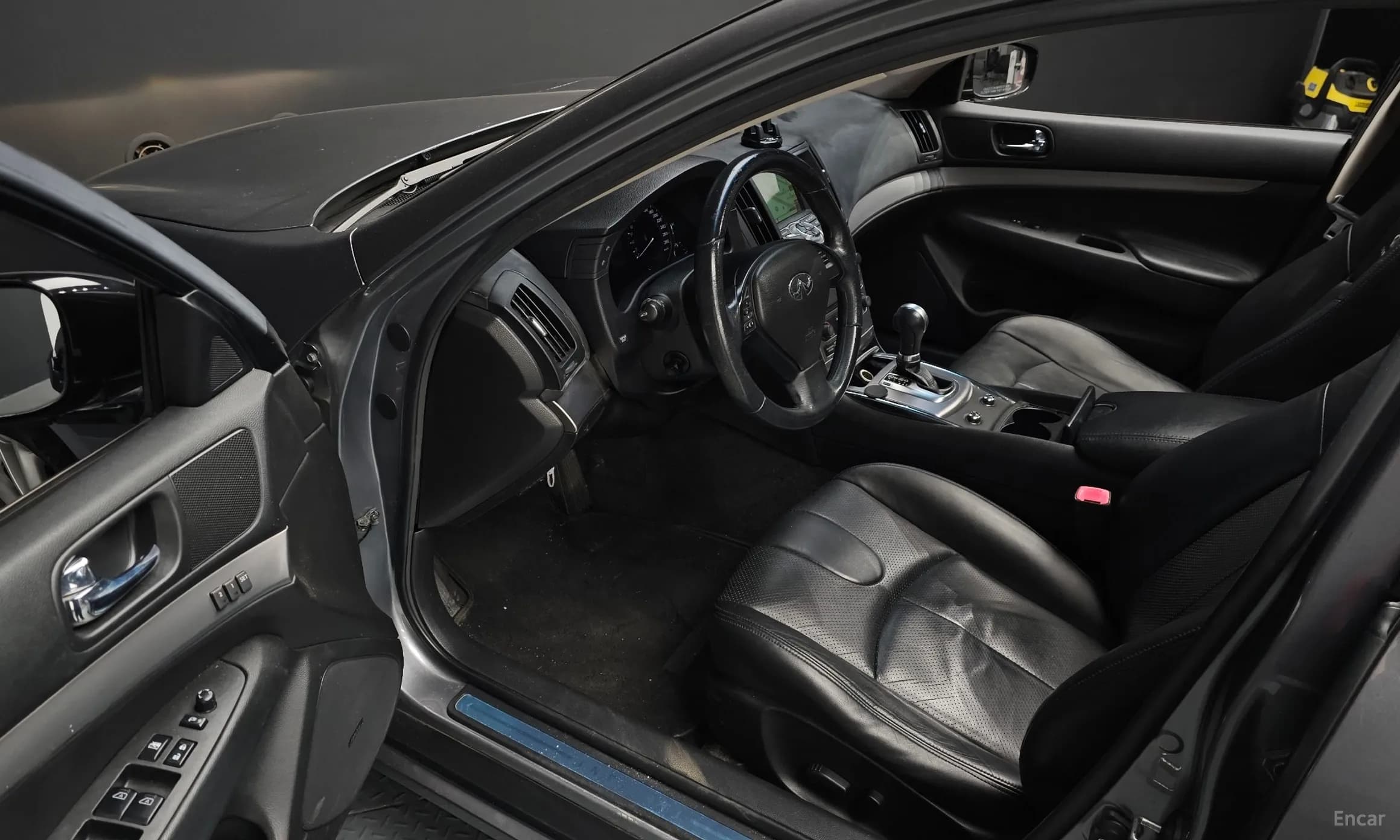 G37