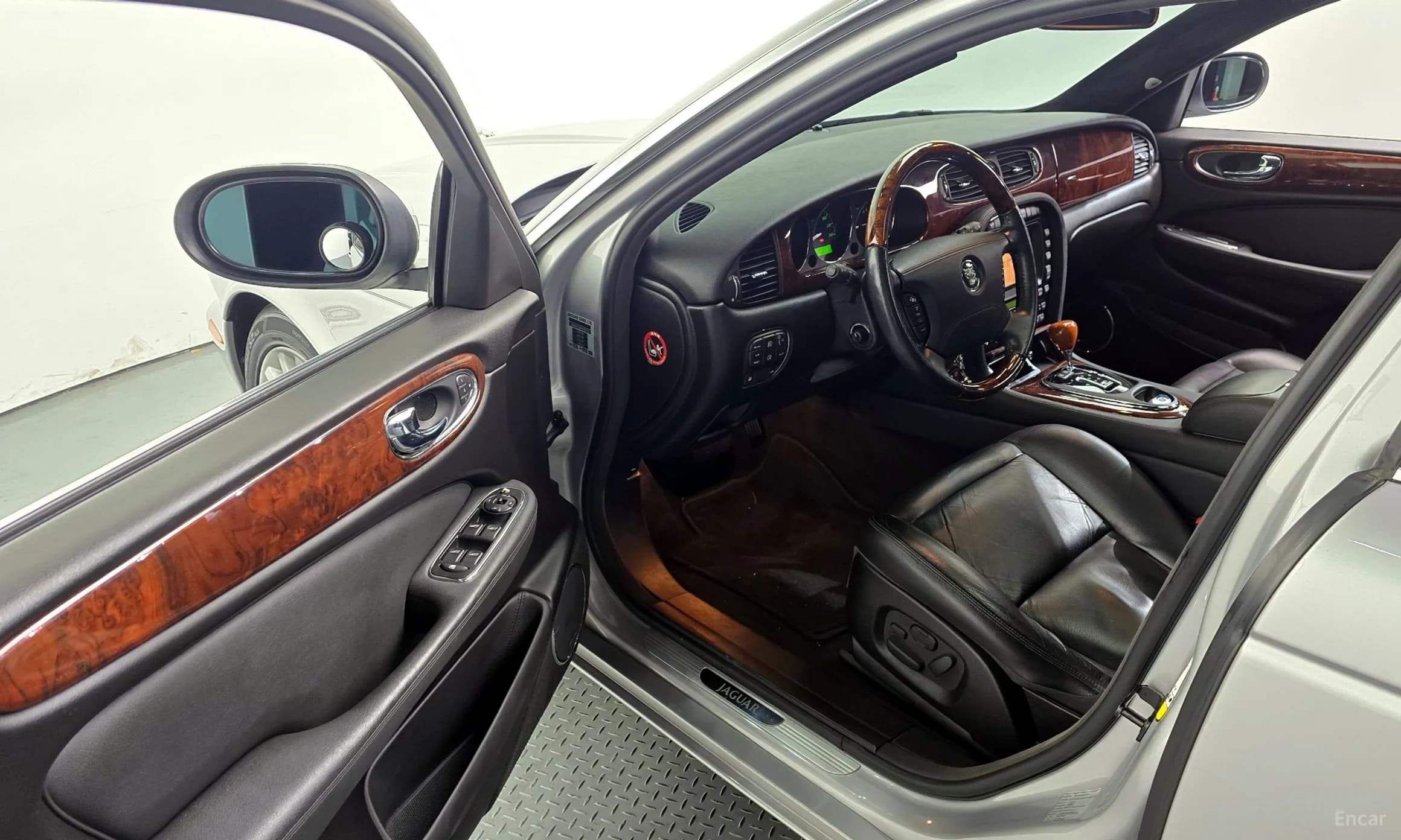 XJ-6