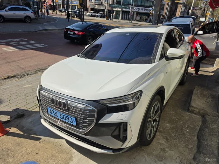 Q4 e-tron (F4)