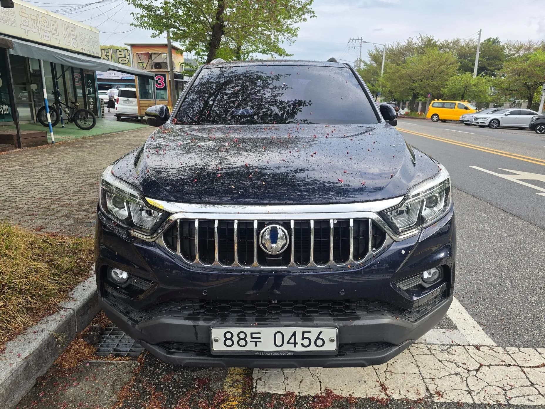 Rexton Sports Khan