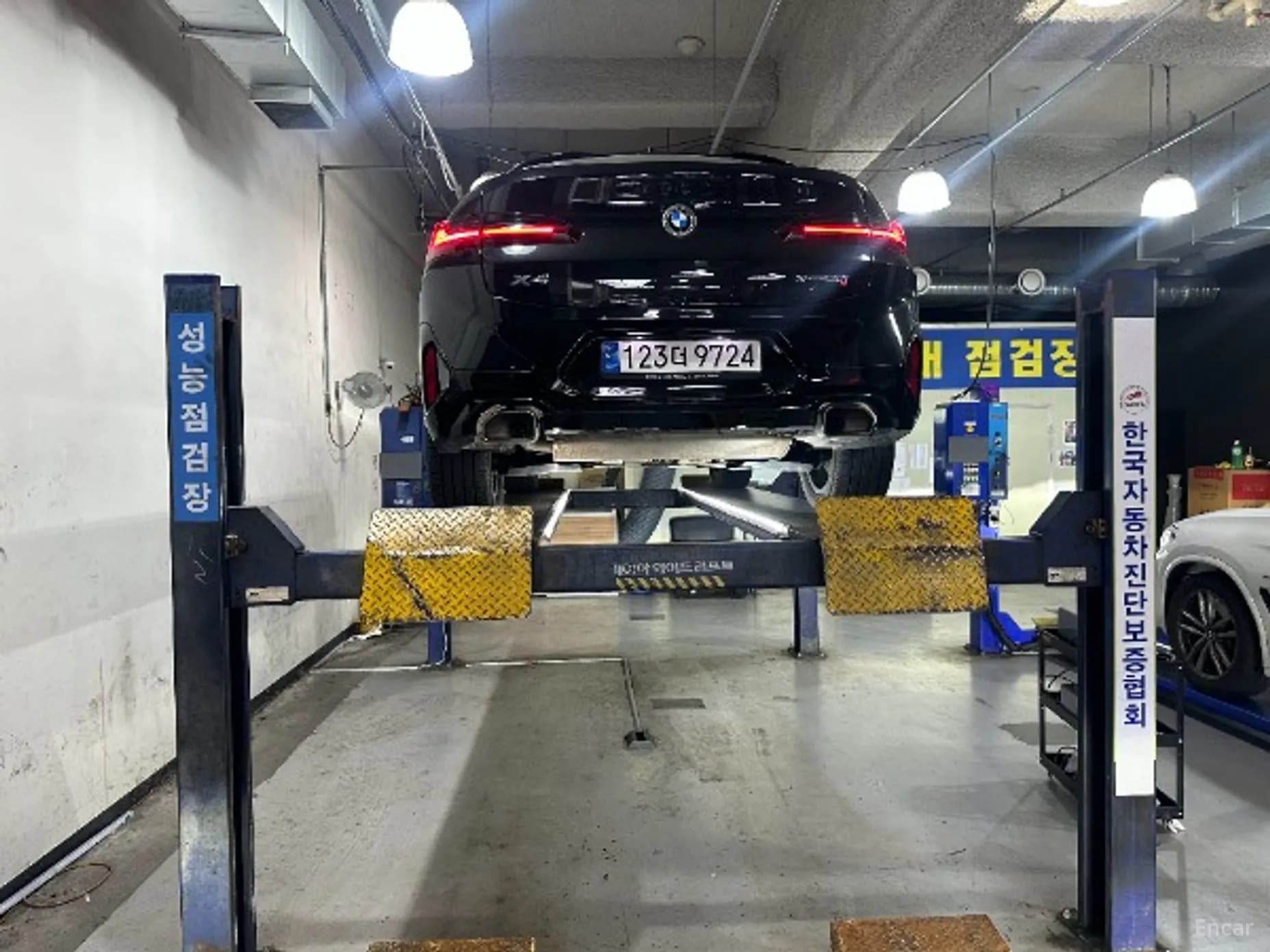 X4 (G02)