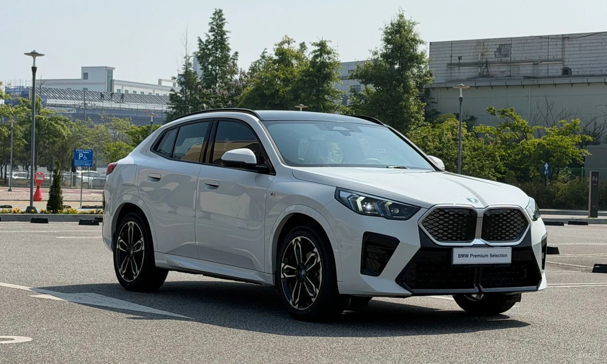 iX2 (U10)