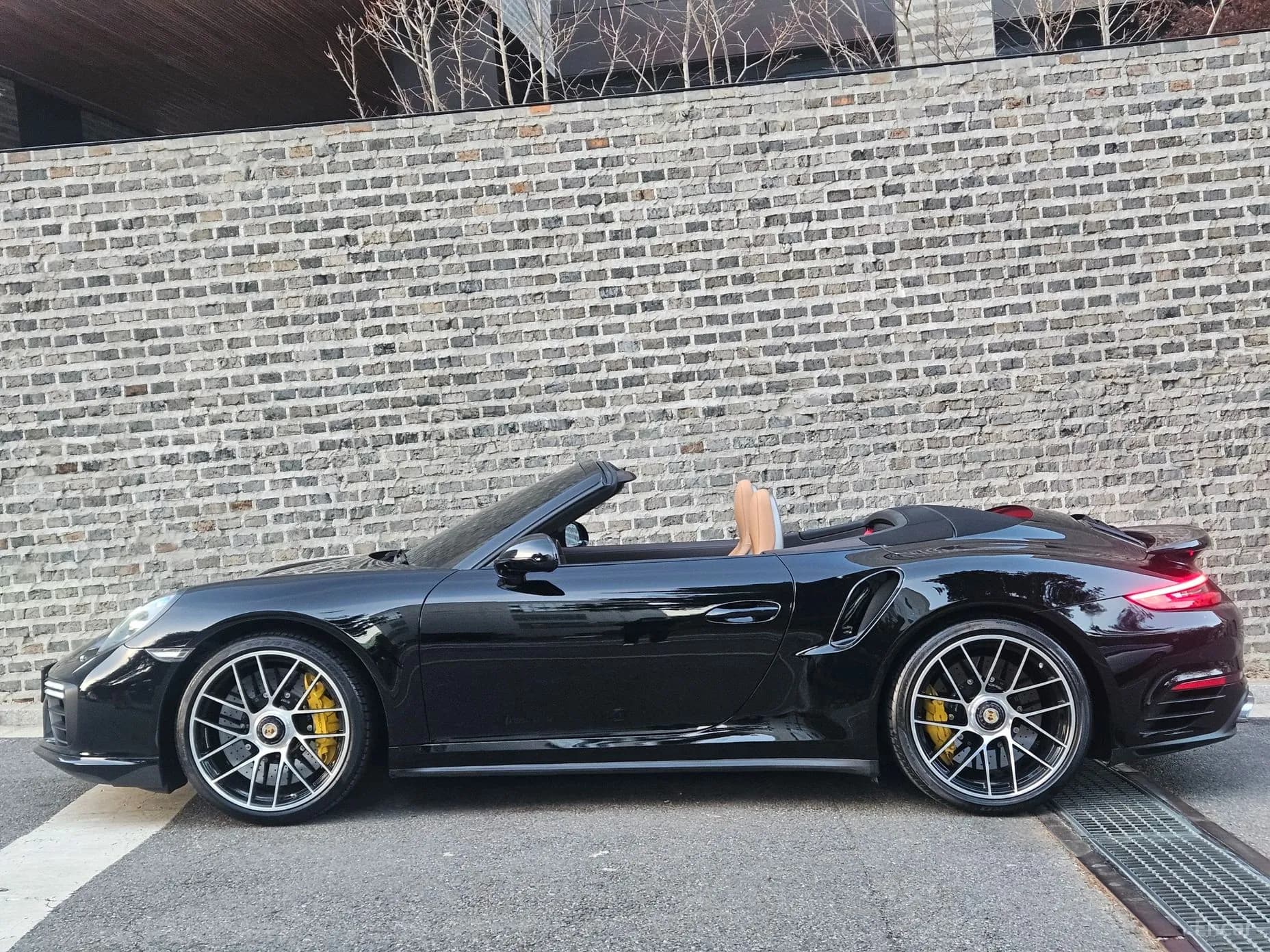 910
