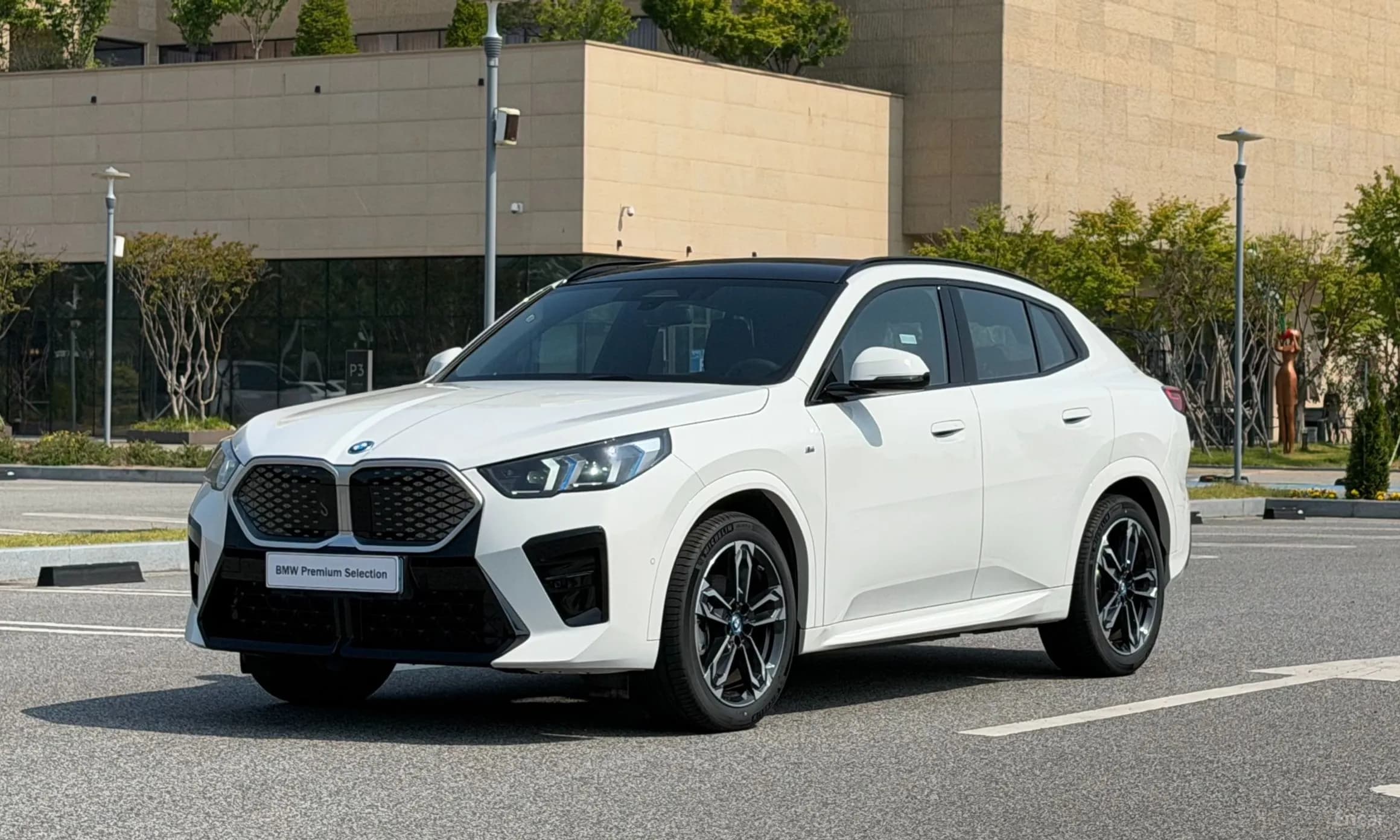 iX2 (U10)