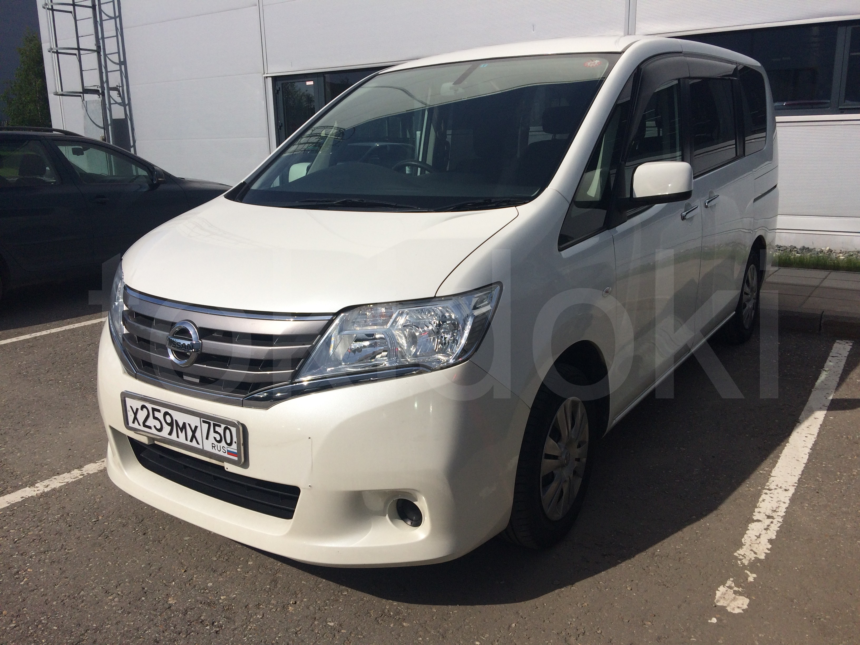 Nissan Serena 3