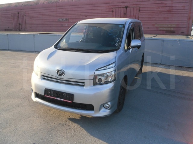 Toyota Voxy 4