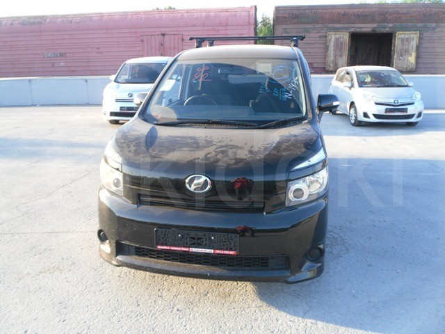 Toyota Voxy 3