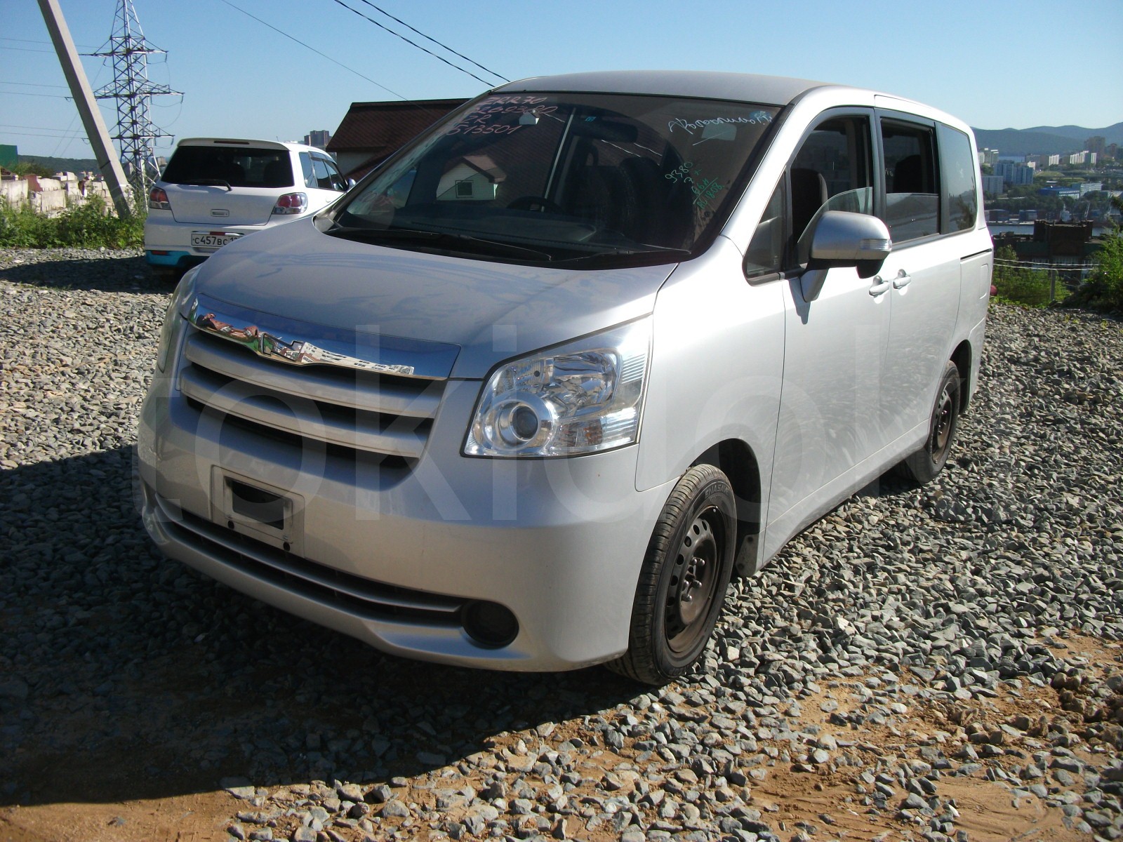 Toyota Noah 5