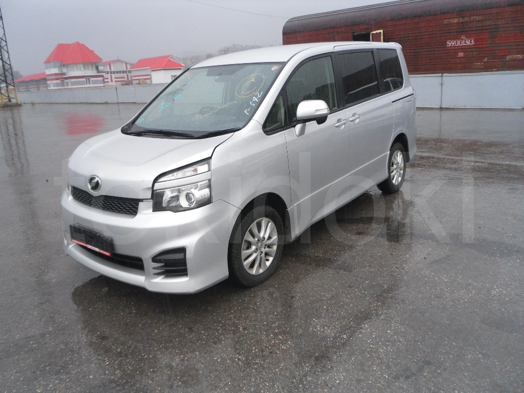 Toyota Voxy 5