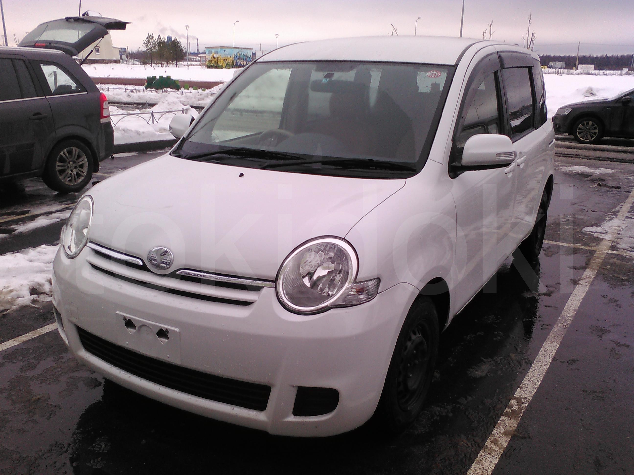 Toyota Sienta 9
