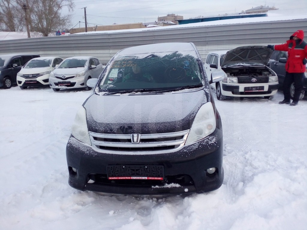 Toyota Isis 5