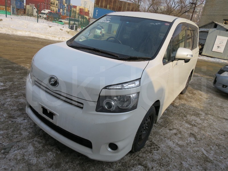 Toyota Voxy 8