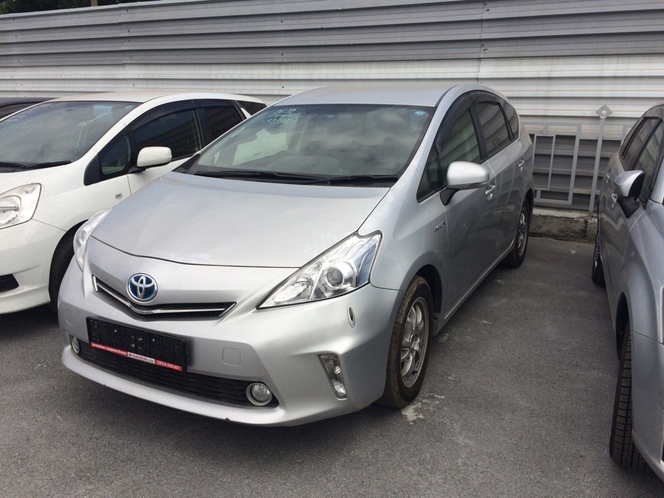 Toyota Prius Alpha 4