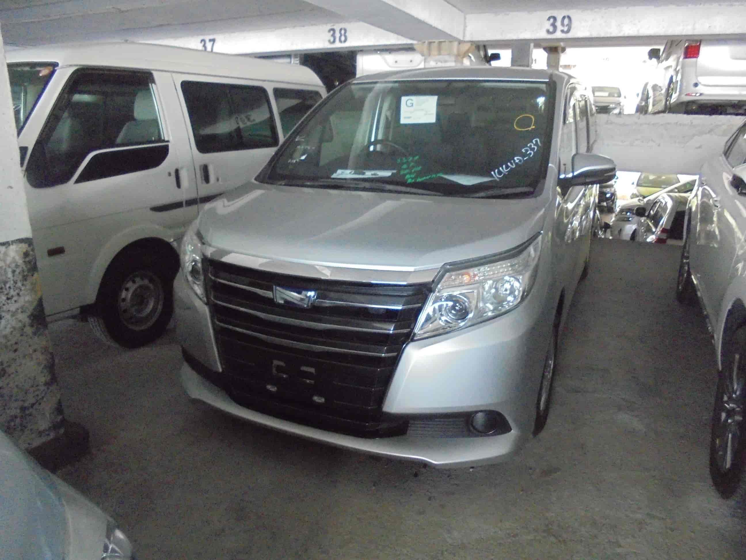 Toyota Noah 12