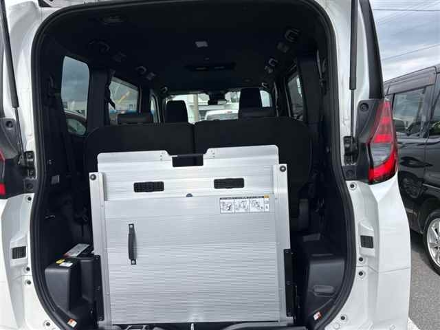 Toyota Noah - багажник