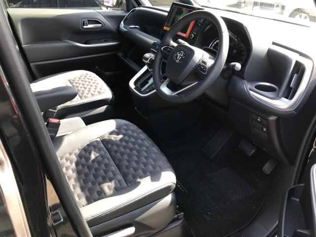 Toyota Voxy - место водителя