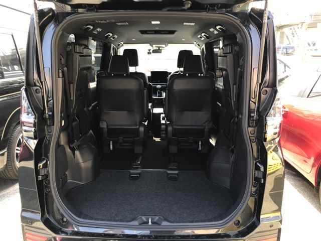 Toyota Voxy - багажник
