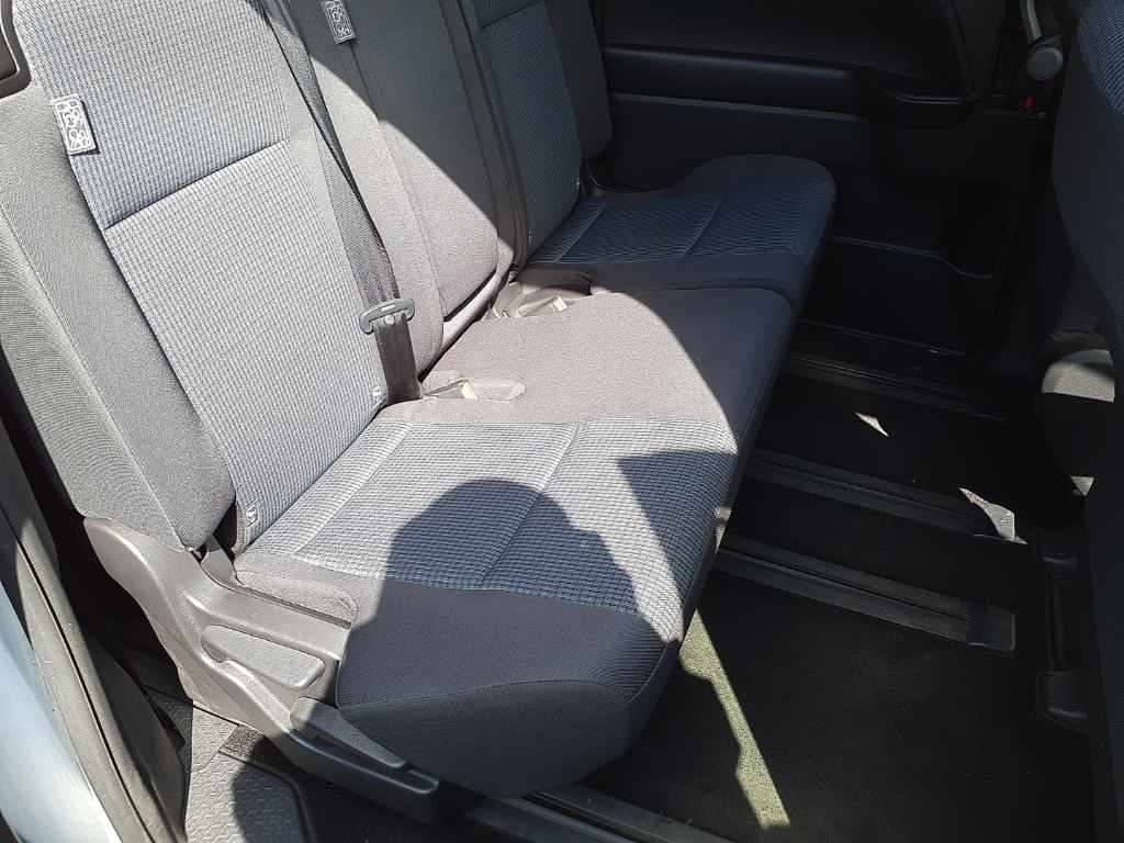 Toyota Noah - пассажирский ряд сидений
